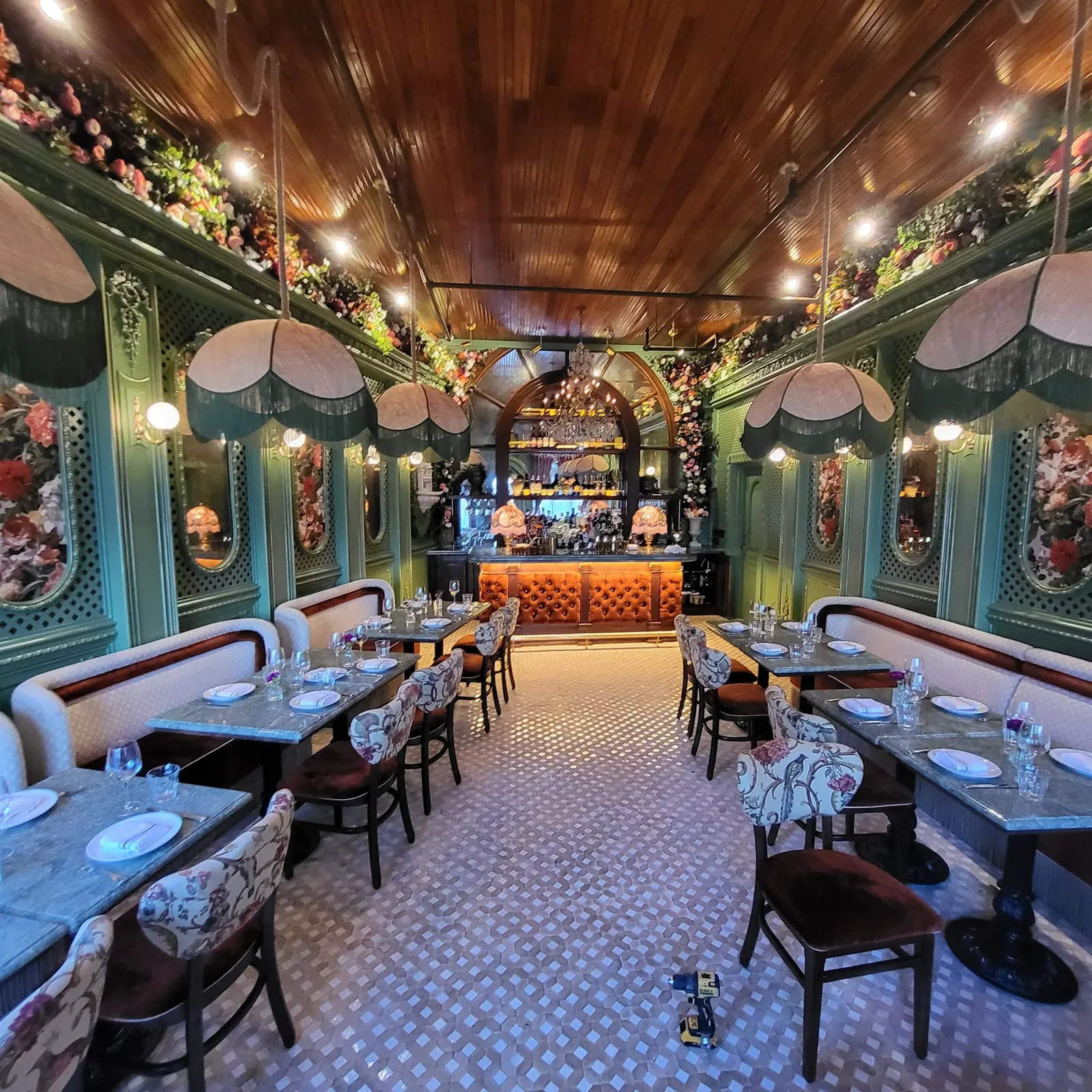 Restaurant dining room lighting