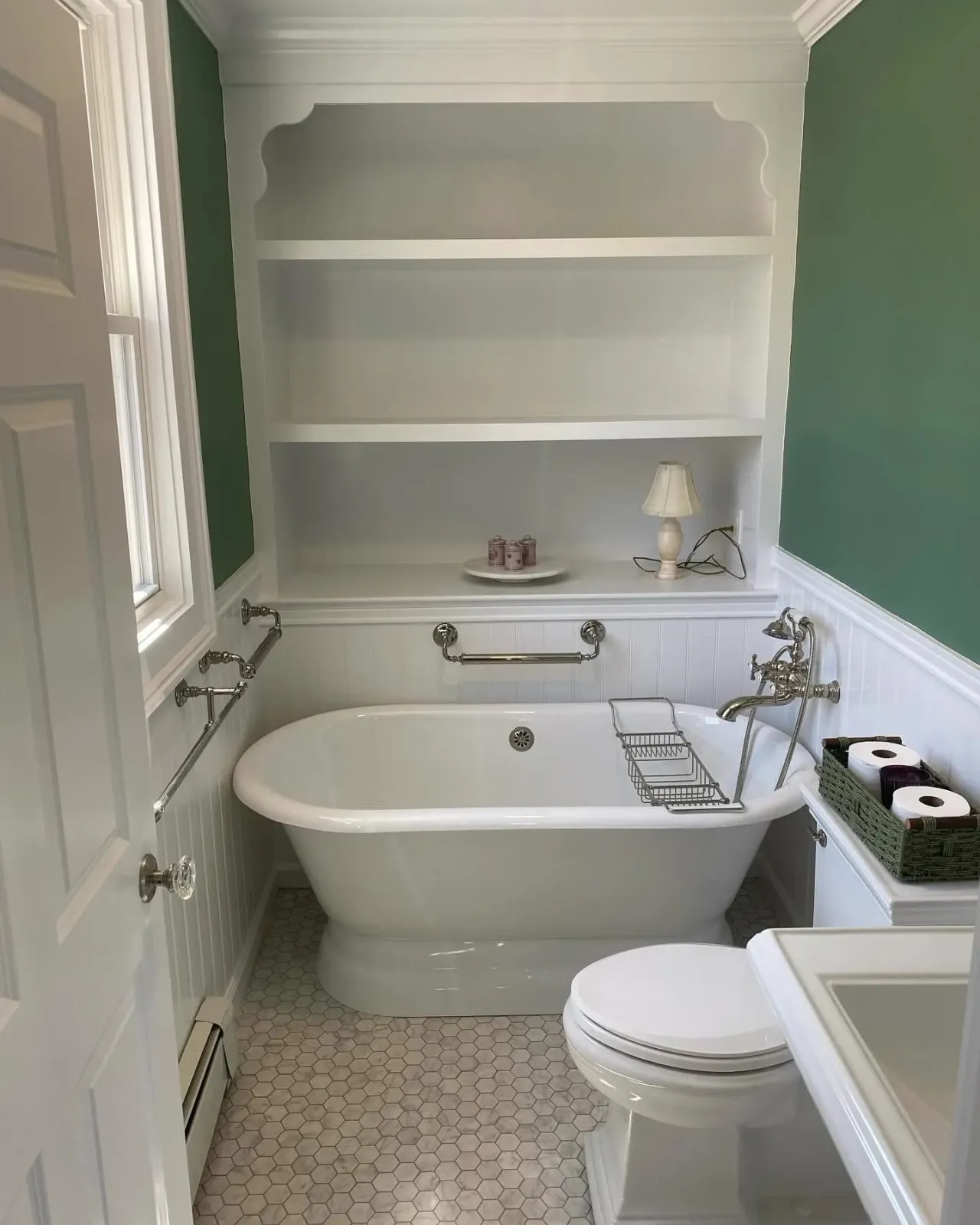Bathroomcusomsheleves.jpeg