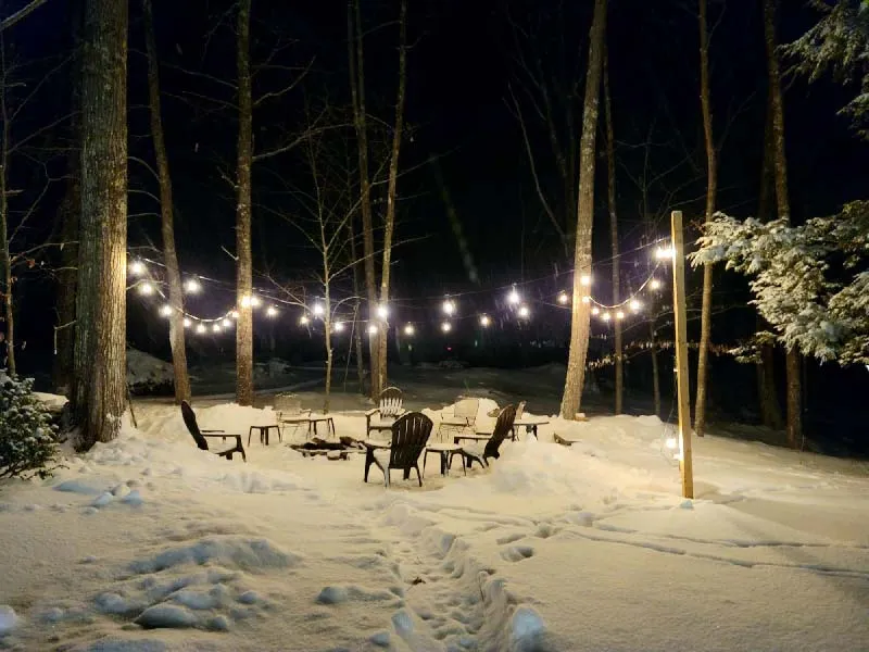 winter-sceen-with-festoon-lighting