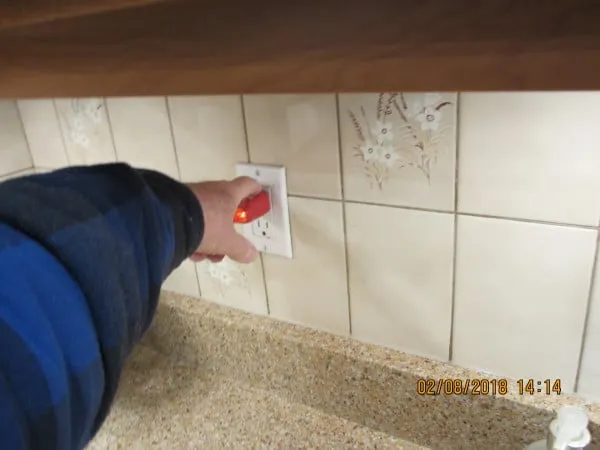 Kitchen outlets not gfci protected