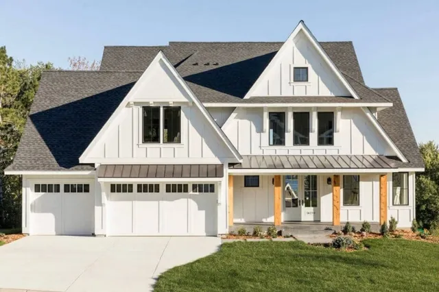 Best siding installation and repair company in Minneapolis, MN. James Hardie, Cedar, Vinyl, Wood, Metal siding