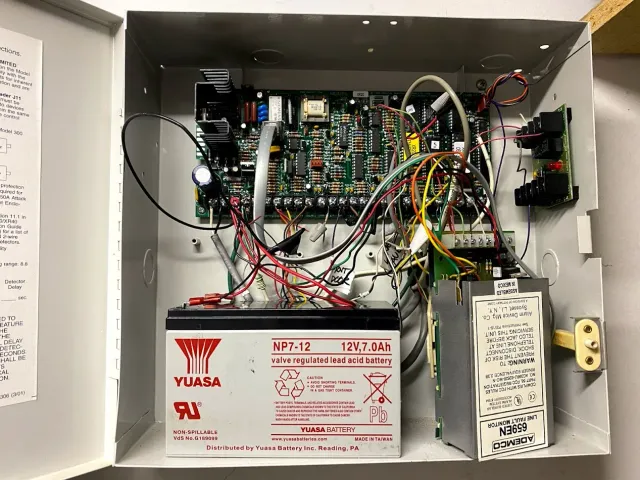 Disorganized wires are a clear sign of inadequate experienced installers.