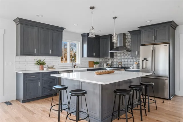 middletown-ri-prospect-kitchen-renovation-gray-cabinets-island-seating