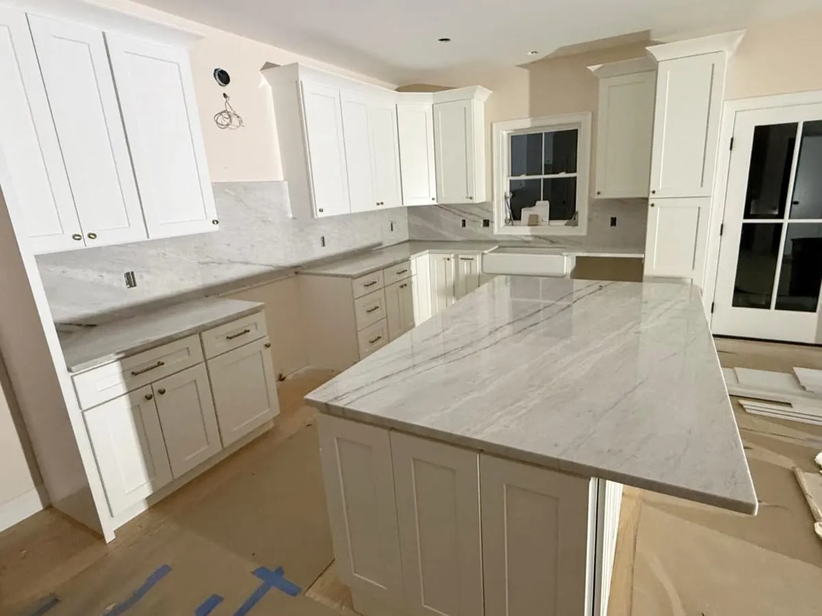 Maharaja Quartzite on the countertops, complete with a full matching backsplash 😍

📍Little Compton, RI