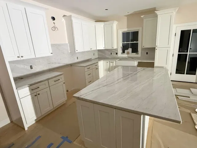 Maharaja Quartzite on the countertops, complete with a full matching backsplash 😍

📍Little Compton, RI