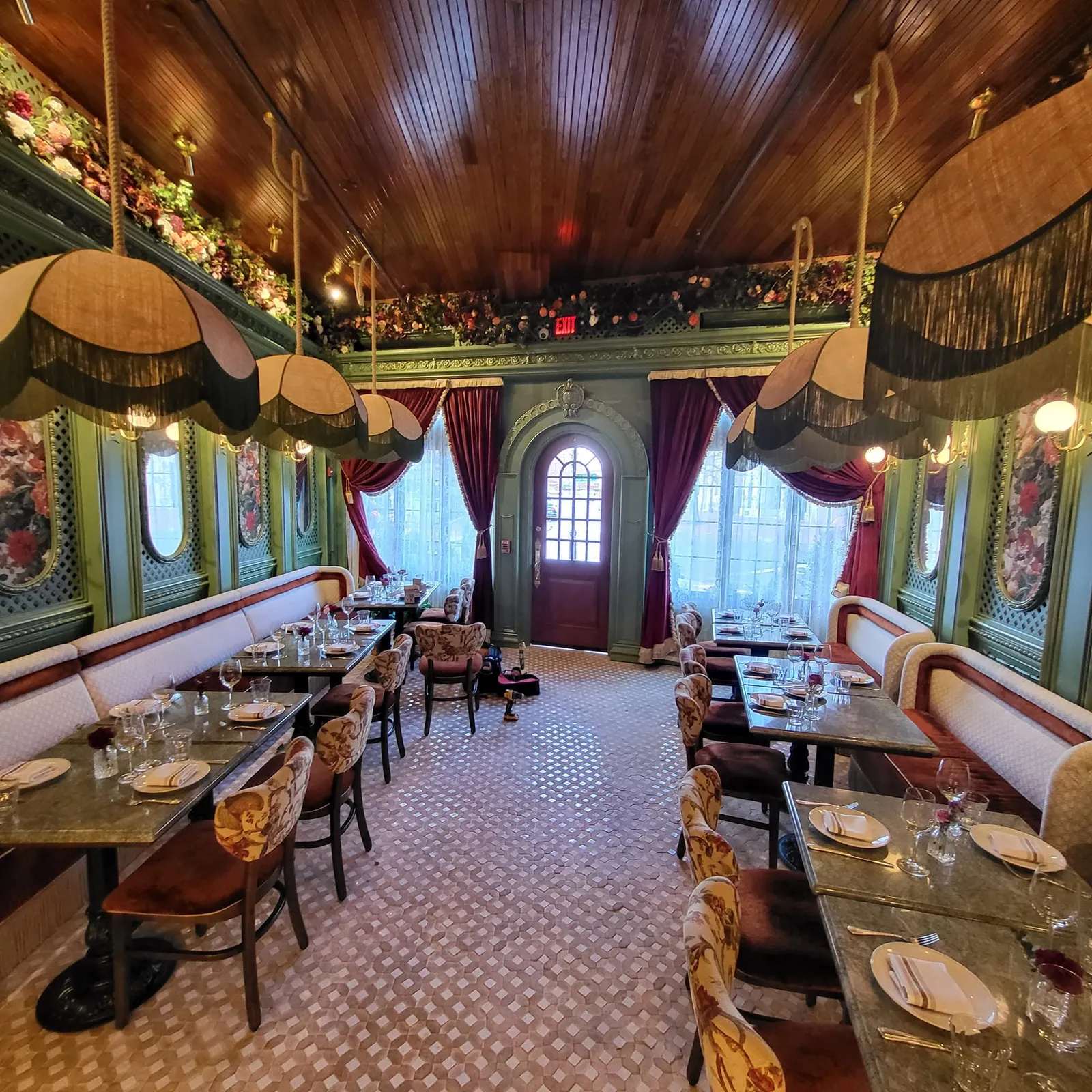 Completed restaurant interior lighting