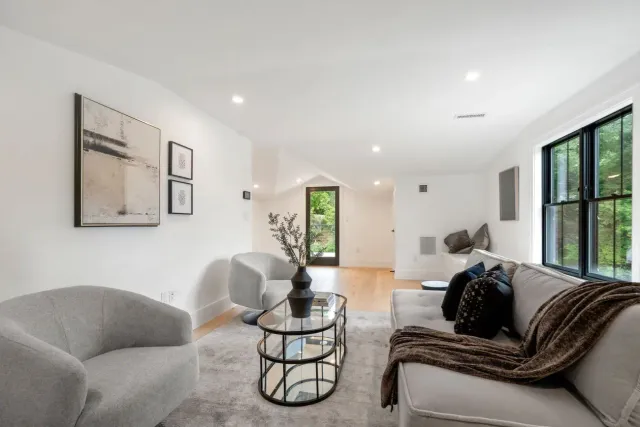 71 Cloverdale Rd #71, Newton Highlands, MA 02461-1810