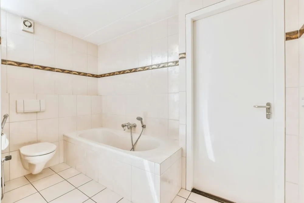 Cute bathroom design with tiled floor