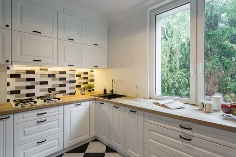 Functional kitchen with backsplashes