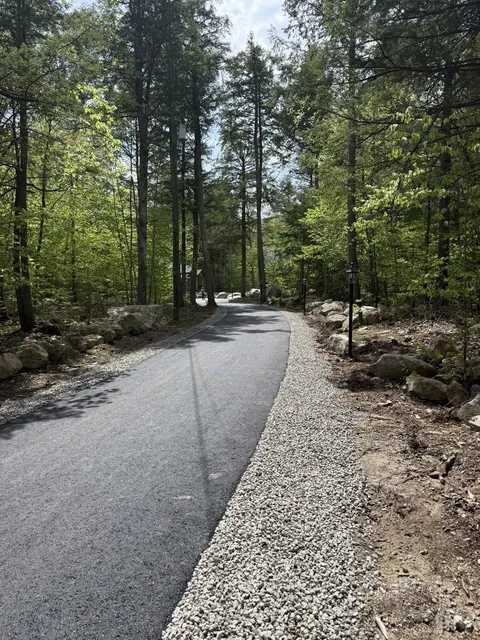Driveway finished with stone-edged shoulders