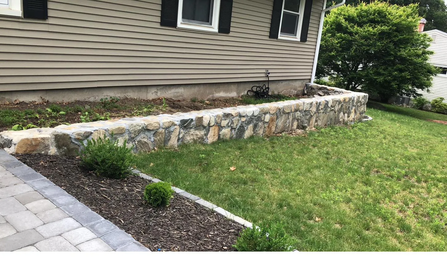 Stone wall by Dias Souza Construction