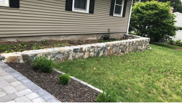 Stone wall by Dias Souza Construction