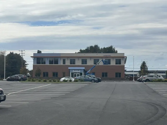 A large building with cars parked in front of it.