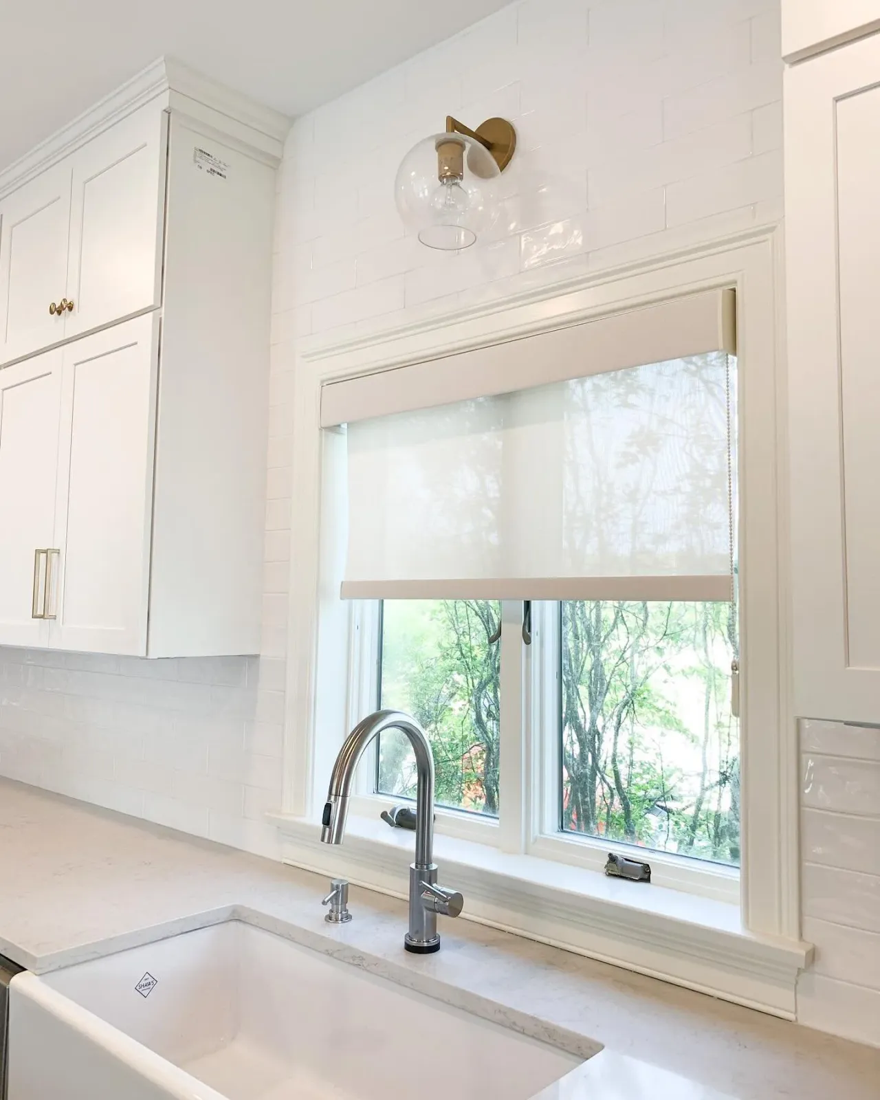 Do you have window treatments in your kitchen? 
.
I love how this simple space feels complete with the soft, light filtering screen shade. Window treatments make any room feel finished!
.
#interior #interiors #homedecor #kitchen #interiorstyling #sty