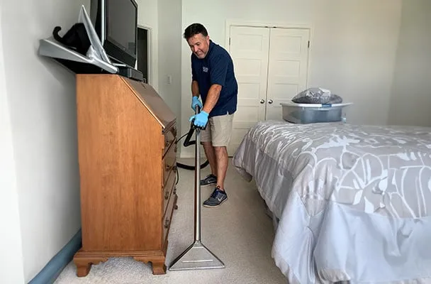 A cleantech employee deep cleaning a carpet.