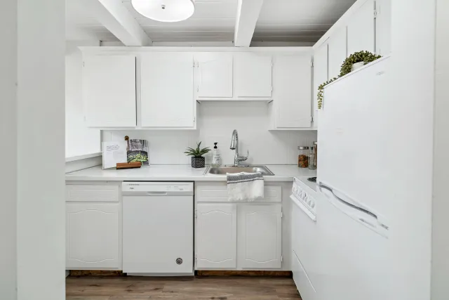 993 Kitchen 1.jpeg