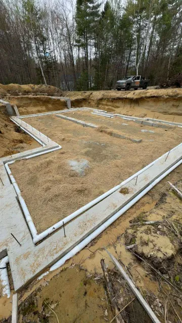 Oranssi carpenter using bench saw