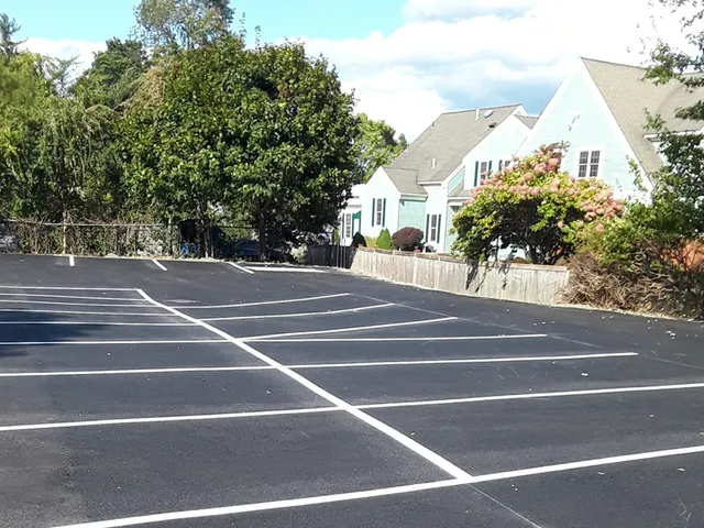 work photo from asphaltdrivewaysolutions.com