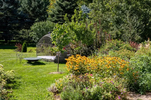 work photo from jenniferyateslandscapes.com