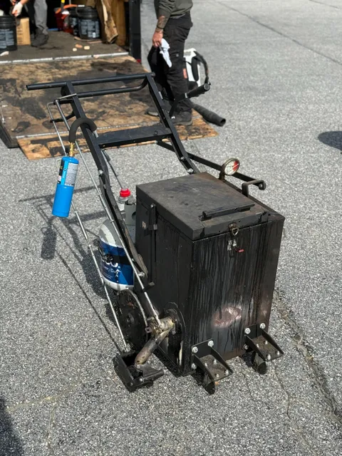 Hot-Pour Crack Filling Machine