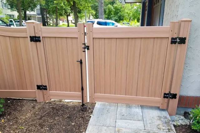 work photo from fencecontractorwarwick.com