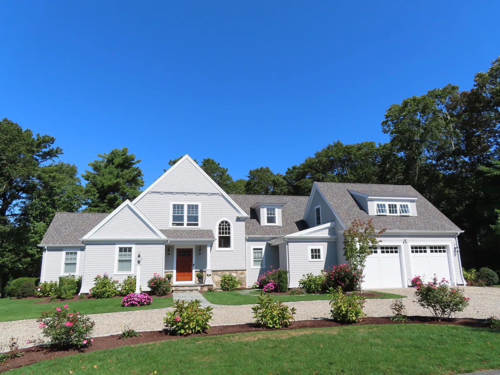 House with a 2 car garage