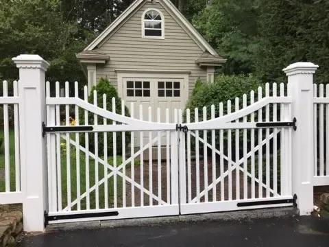 Colonial Fence Co work photo