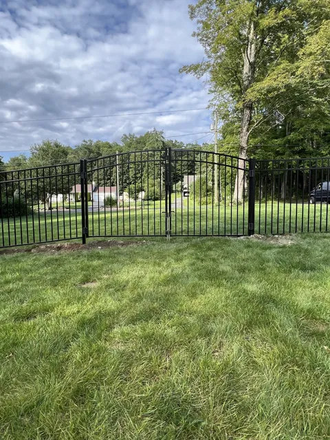 work photo from premiumfenceanddeck.com