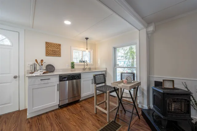 Kitchen 1, 20 Chesnut.jpg