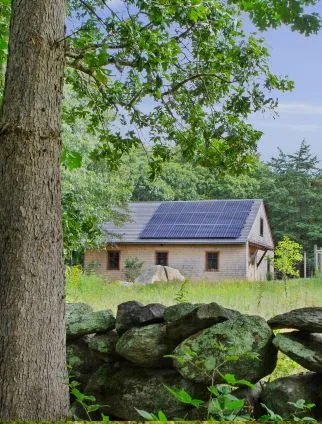 A barn in Chilmark with South Moutain Company installed solar panels on its roof.
