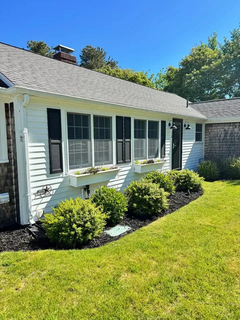 Fresh foundation mulch
