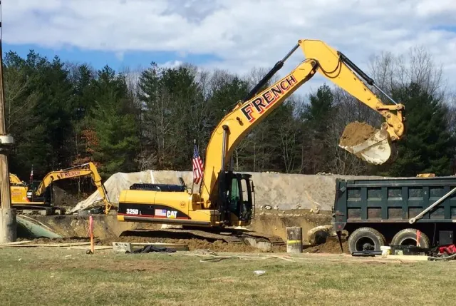 Cat 325 Shoring Area.jpg