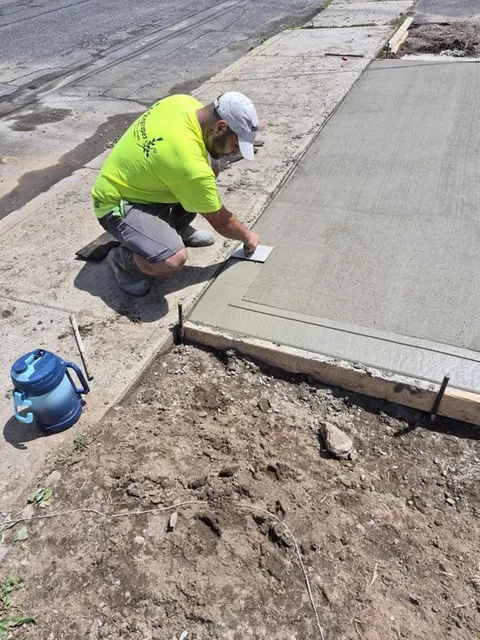 Hand-finishing concrete