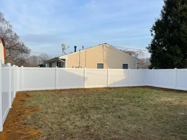 work photo from premiumfenceanddeck.com