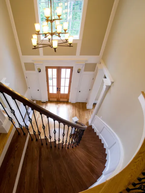 A gentle curve, a slow ascent, and a first impression that lingers. This entry staircase isn’t just a path upward—it’s a moment of quiet romance, where light, form, and craftsmanship come together to welcome you home.

#curvedstaircase #timelessdesign #architecturalromance #customhomes #echelonbuilders