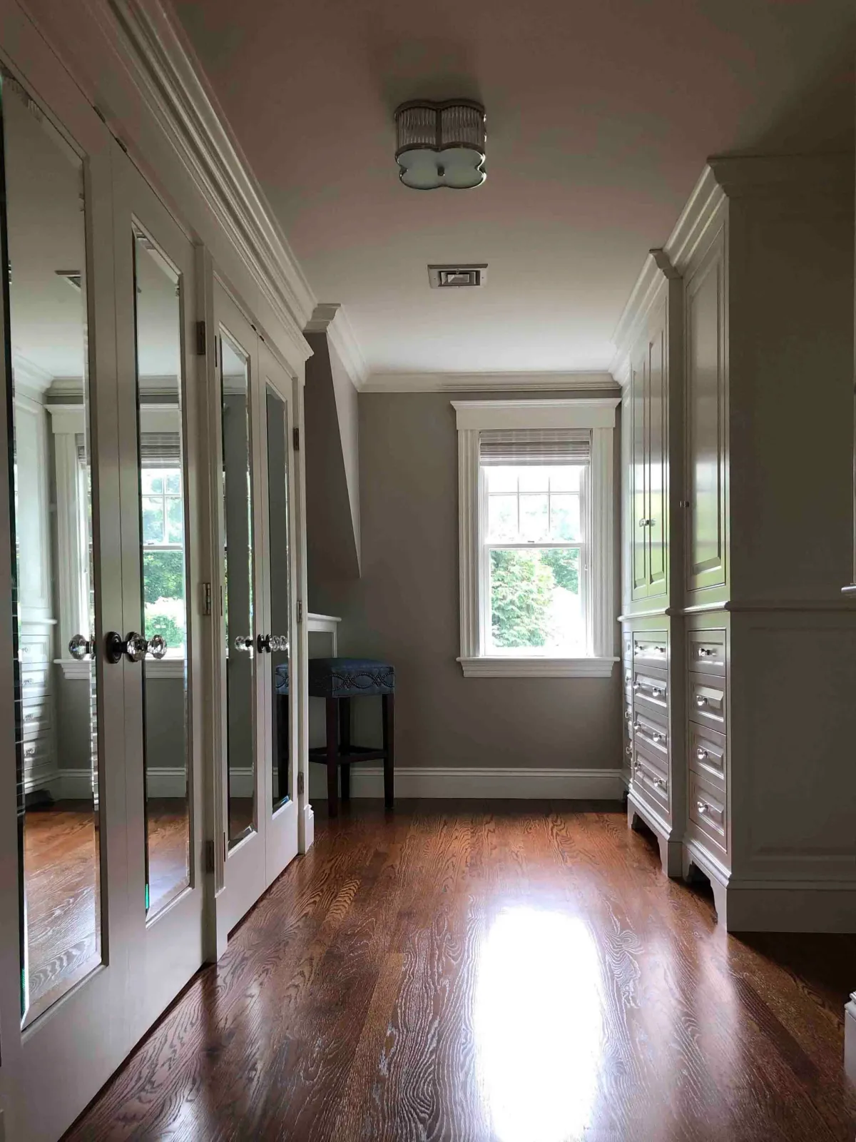 Built in closet, changing room, luxury