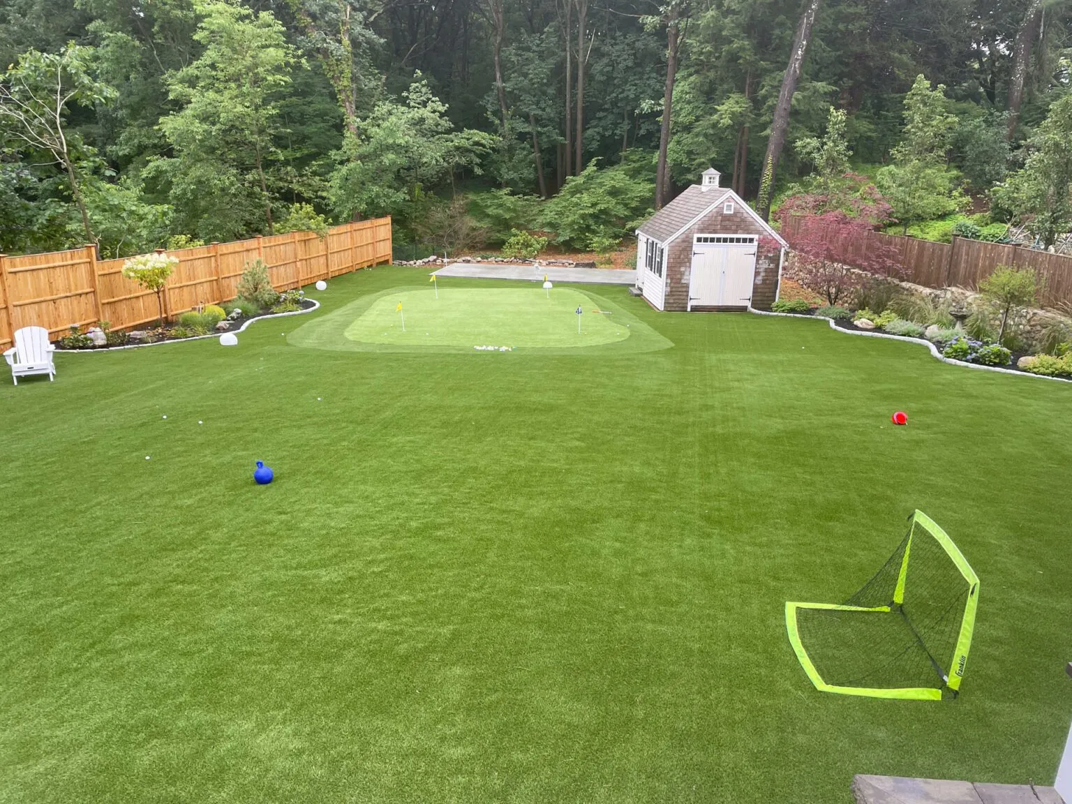 synthetic-grass-backyard-putting-green