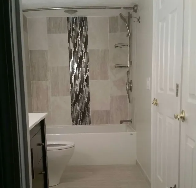 Tiled tub surround with mosaic accent stripe