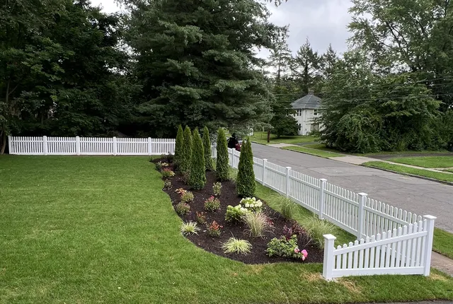 work photo from premiumfenceanddeck.com
