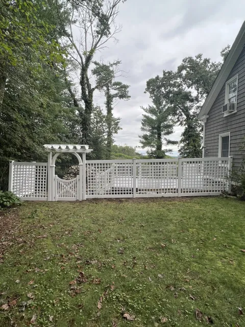 work photo from premiumfenceanddeck.com