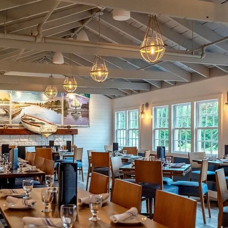 #MelissasLocalSpotlight - Check out Bluefish River Tavern in Duxbury! Located at 581 Tremont Street offering lunch and dinner menu. Their lunch  menu features everything from a seafood tower to delicious flatbreads. 
Their dinner menu is filled with