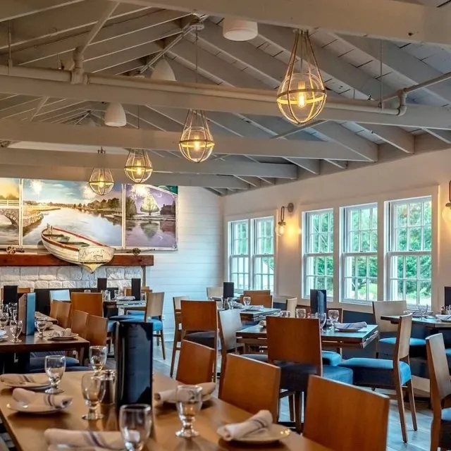 #MelissasLocalSpotlight - Check out Bluefish River Tavern in Duxbury! Located at 581 Tremont Street offering lunch and dinner menu. Their lunch  menu features everything from a seafood tower to delicious flatbreads. 
Their dinner menu is filled with