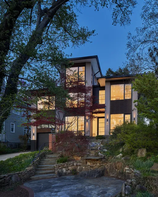 Dusk does this Brookmont home a favor, but the inside earns the glow. An aged copper hood over a marble slab kitchen, a double-height stair hall under one oversized paper globe and white oak everywhere it counts.

Architect: @mcinturffarchitects 
Photos: @anice_hoachlander 

#bethesda #brookmont #customhomes #luxuryhomes #homebuilder #marylandhomes #dmv #architecture