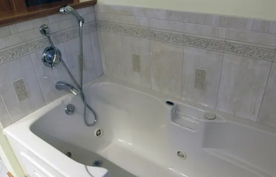 Tiled tub surround with decorative border
