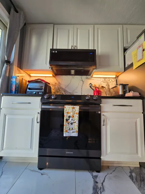 Licensed electrician performing electrical service work - RM Electrician Inc. Massachusetts