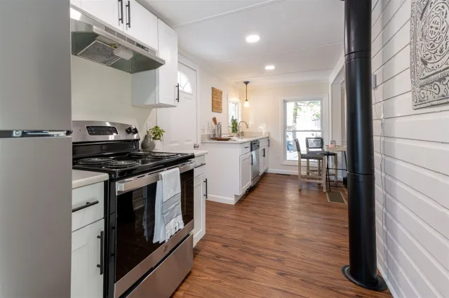 Kitchen 2, 20 Chesnut.jpg