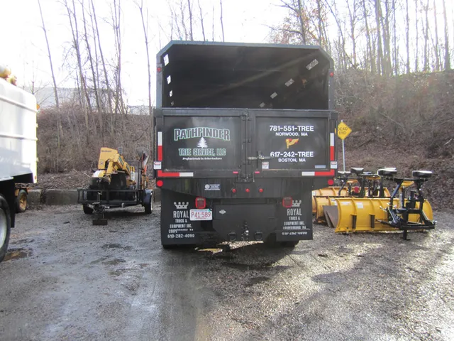 work photo from pathfindertreeservice.com