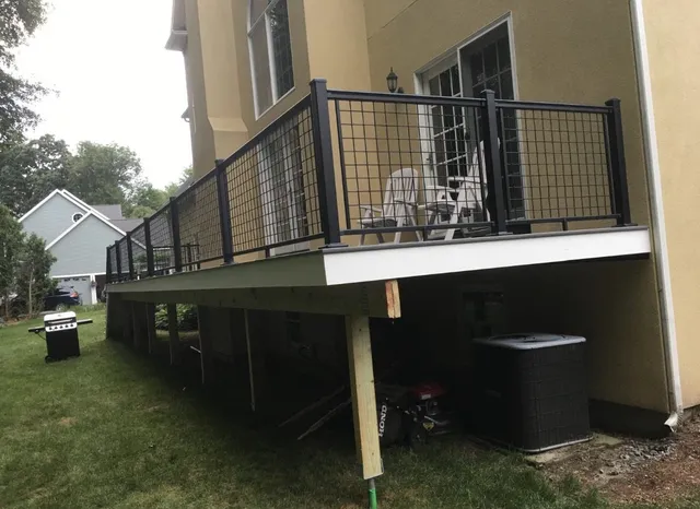 Deck elevado com guarda-corpo preto, finalizado e pronto para uso