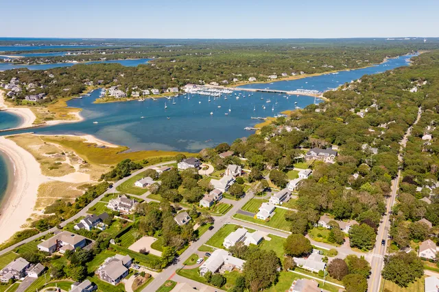 Holly Coker, Berkshire Hathaway Homeservices Robert Paul Properties work photo