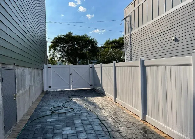 work photo from premiumfenceanddeck.com